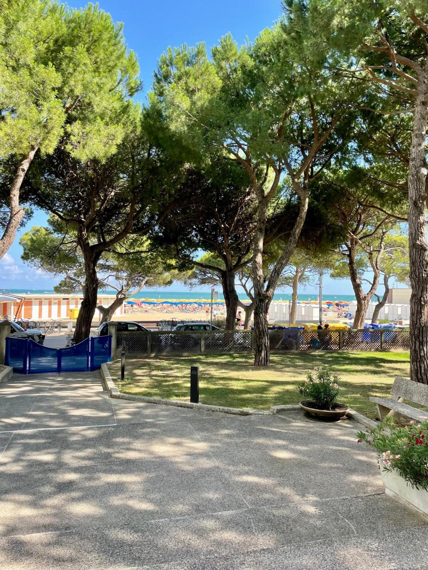 Blu Residence 2 Lignano Sabbiadoro Bagian luar foto
