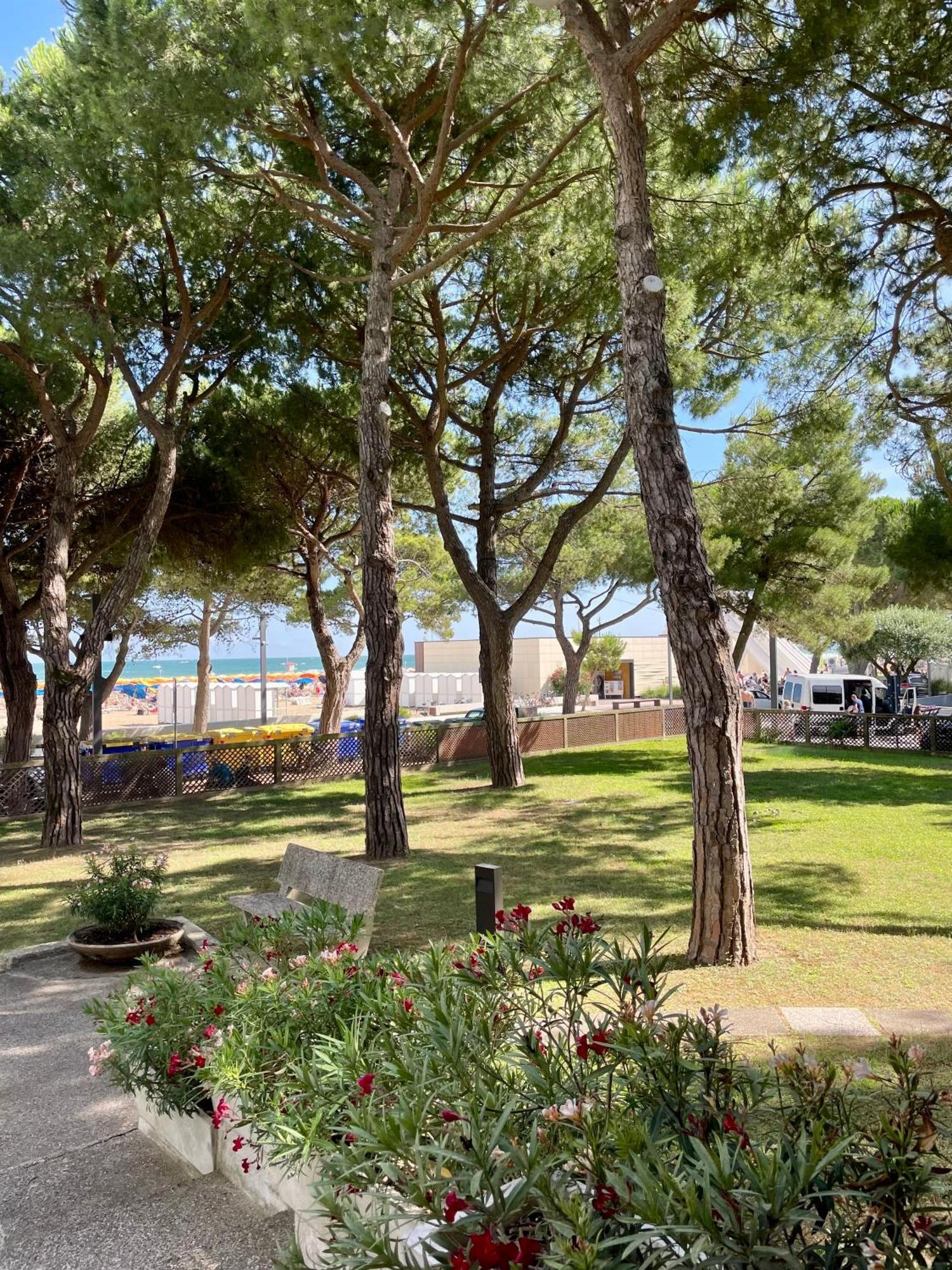 Blu Residence 2 Lignano Sabbiadoro Bagian luar foto